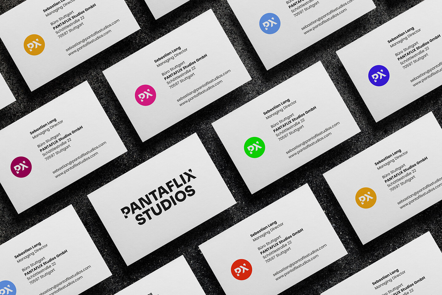 Pantaflix Studios Visitenkarten mit farbigen PX-Symbolen als markanter Print-Touchpoint.