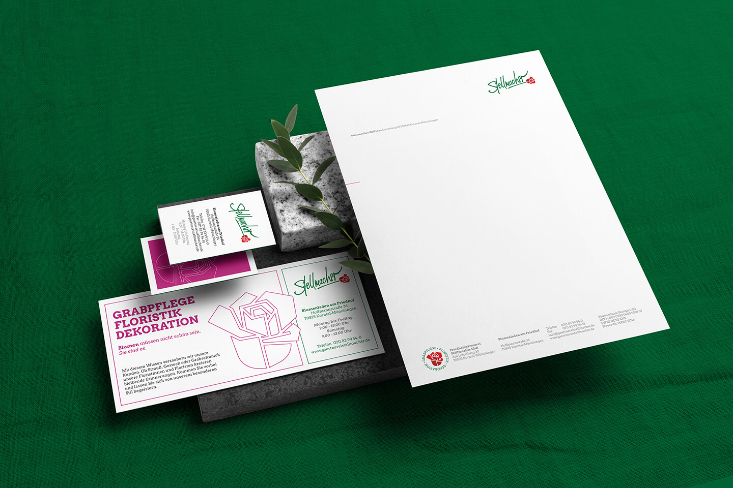 Printmedien der Gärtnerei Stellmacher mit Logo, Leporello und Geschäftsausstattung auf grünem Stoff.