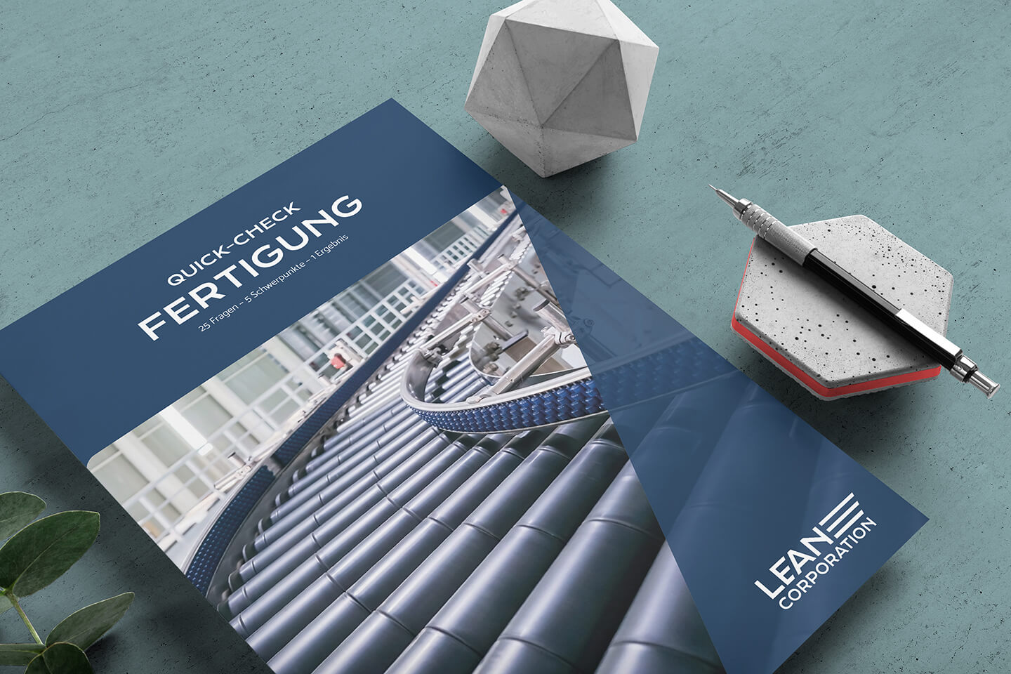 Lean Corporation Quick-Check Fertigung als Printformular mit Industriefoto und Bleistift.