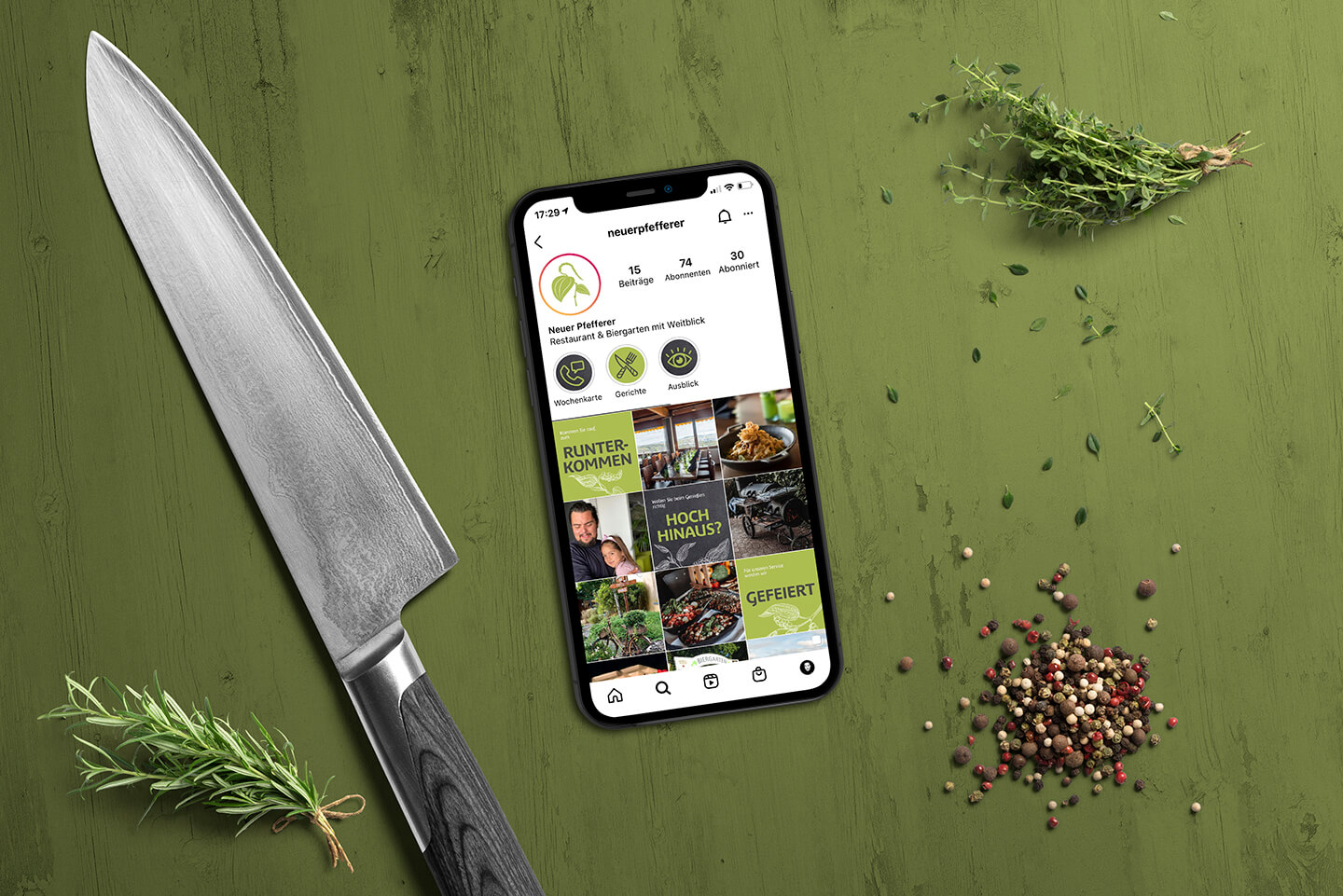 Neuer Pfefferer Instagram-Profil auf einem Smartphone neben Messer, Pfeffer und Kräutern.