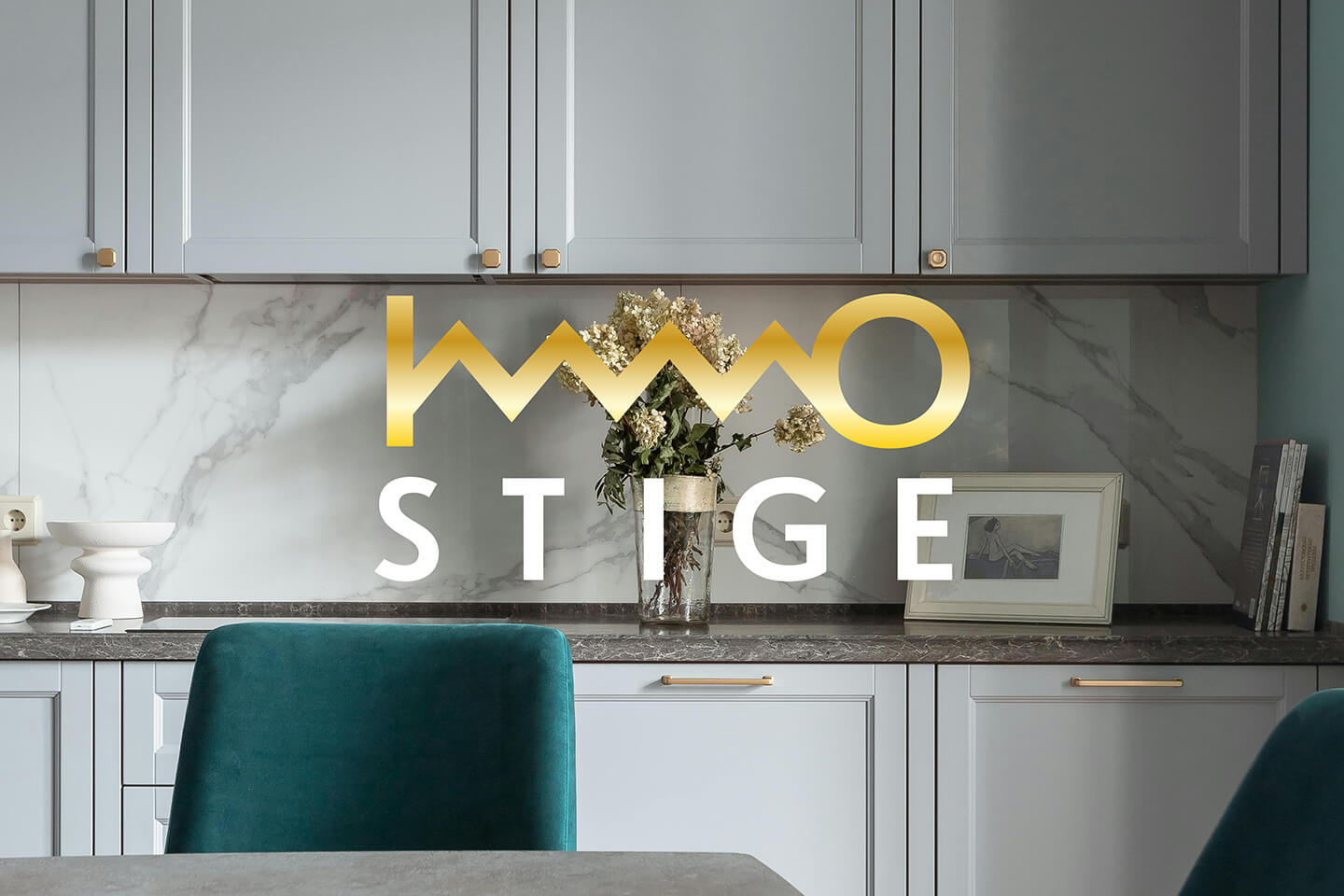 Goldenes IMMOstige Logo als Markenanwendung vor einer eleganten Wohn- und Küchenumgebung.