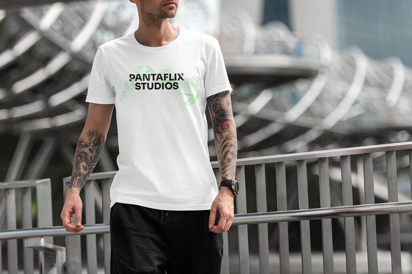 Pantaflix Studios Logo auf einem weißen T-Shirt als textile Markenanwendung.