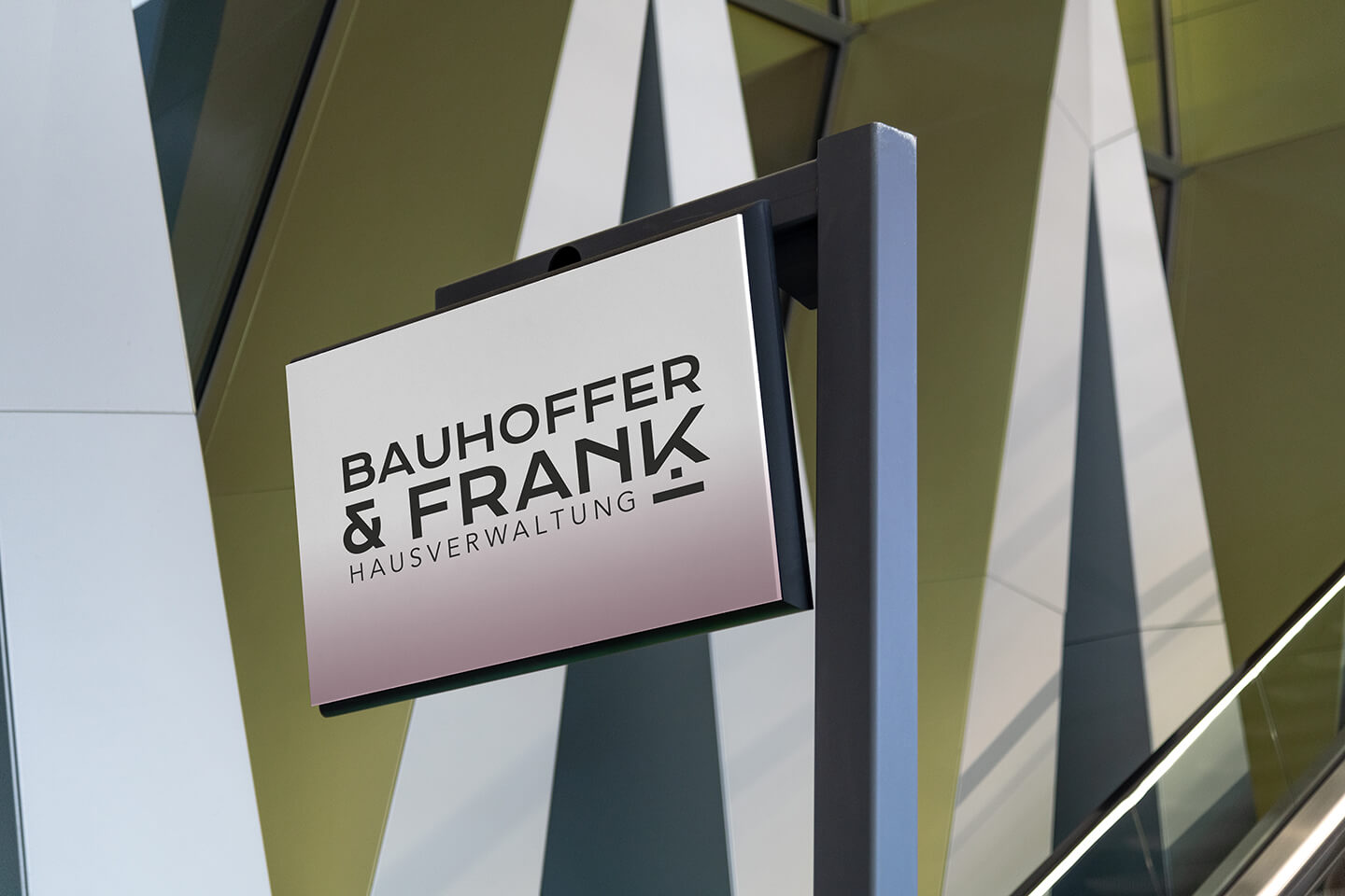 Außenschild von Bauhoffer & Frank Hausverwaltung vor einer modernen Gebäudefassade.